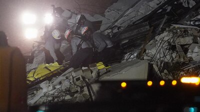 Decenas de rescatistas trabajan en el inmueble para localizar a las víctimas