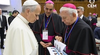 Episcopado entrega al papa León XIV libro con más de mil fotografías de desaparecidos en México