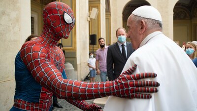 "Spiderman" y el Papa Francisco tuvieron un cordial encuentro en el Palacio Apostólico de la Ciudad del Vaticano
