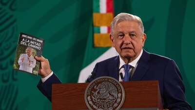 López Obrador ha escrito una decena de libros, 'A la mitad del camino' es el más reciente