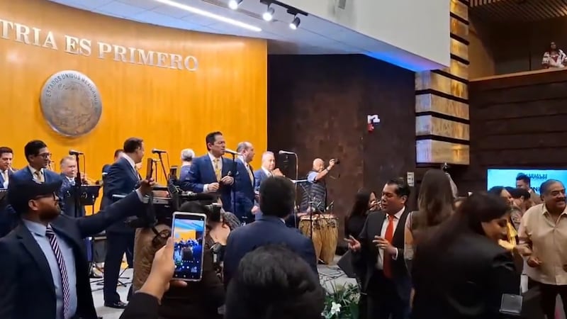 VIDEO: Diputados bailan al son de la Sonora Santanera en homenaje por sus 70 años de trayectoria