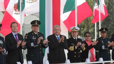 El presidente, junto con los secretarios de Educación, Defensa y Marina