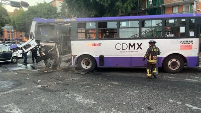 Un tractocamión se habría pasado el alto de un semáforo, llevándose a un camión de pasajeros y un auto