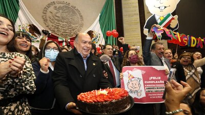 El grupo mayoritario subió a la tribuna para cantarle “Las Mañanitas” al presidente.