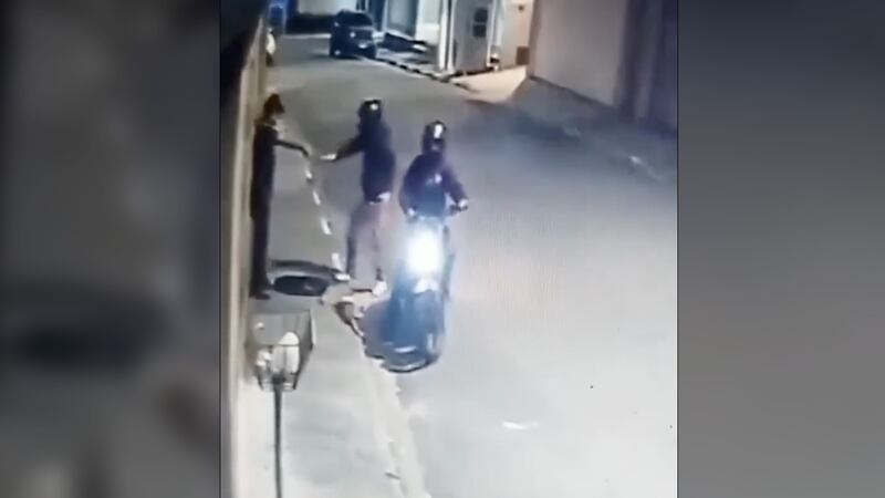 VIDEO: Hombre frustra asalto; desarma a los ladrones y dispara contra uno de ellos en Metepec