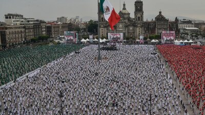 En el zócalo se reunieron más de 14 mil asistentes para superar esta marca mundial