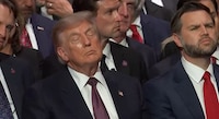 VIDEO: Captan a Trump dormitando durante el funeral del senador Lindsey Graham
