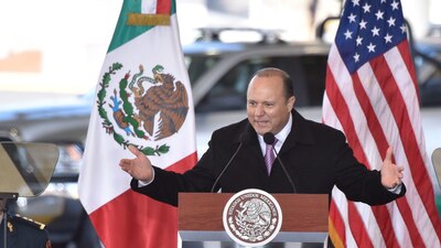 El exgobernador se encuentra fuera del país y las autoridades lo buscan