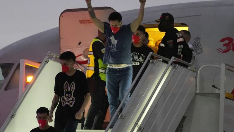 Venezuela libera a 10 reos estadounidenses a cambio de venezolanos deportados por EU a El Salvador