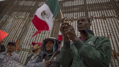 Cientos de migrantes han protestado en contra del plan de Donald Trump