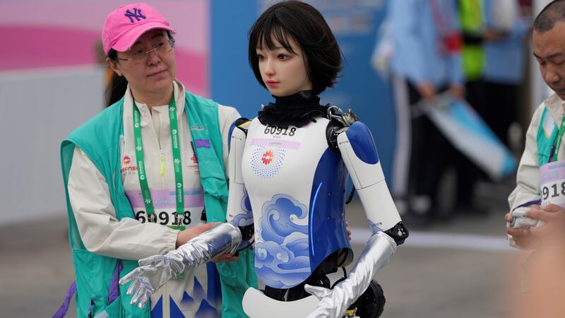 FOTOS: China tiene el primer maratón de robots humanoides contra corredores humanos