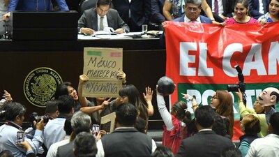 Este miércoles, bancadas cruzaron descalificaciones y hasta golpes frente a tribuna