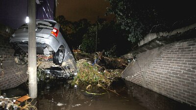 El desbordamientod el rio San Buenaventura en Xochimilco causó estragos a viviendas y vehículos
