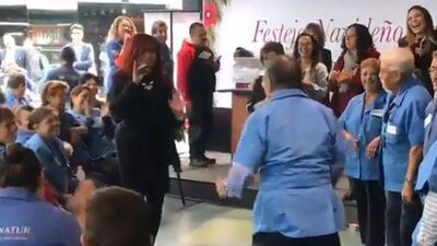 La senadora se unió a la fiesta navideña de los empleados de limpieza