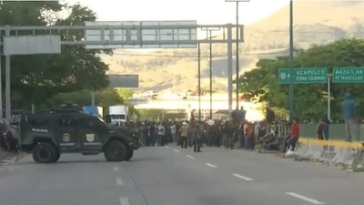 Los manifestantes mantienen retenidos a funcionarios