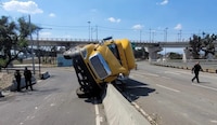 Tráiler vuelca en el Puente de La Concordia, Iztapalapa