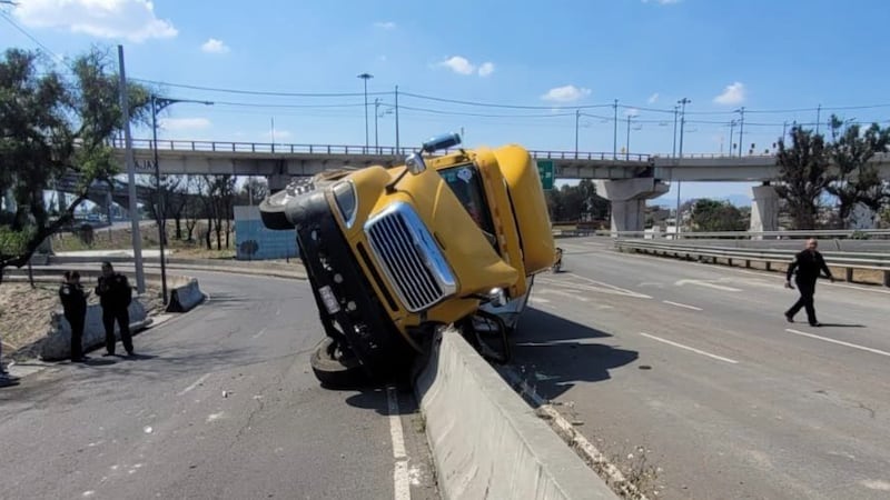 Tráiler vuelca en el Puente de La Concordia, Iztapalapa