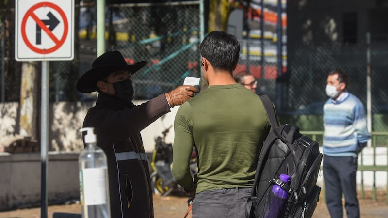 Universidades privadas en Edomex se suman al uso del cubrebocas por alza en casos de sarampión