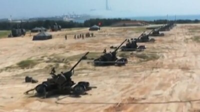 Por su parte, las Fuerzas Armadas de Estados Unidos enviaron un portaviones nuclear a la costa este de la isla.