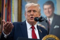 Trump anuncia arancel del 25% para camiones medianos y pesados a partir de noviembre