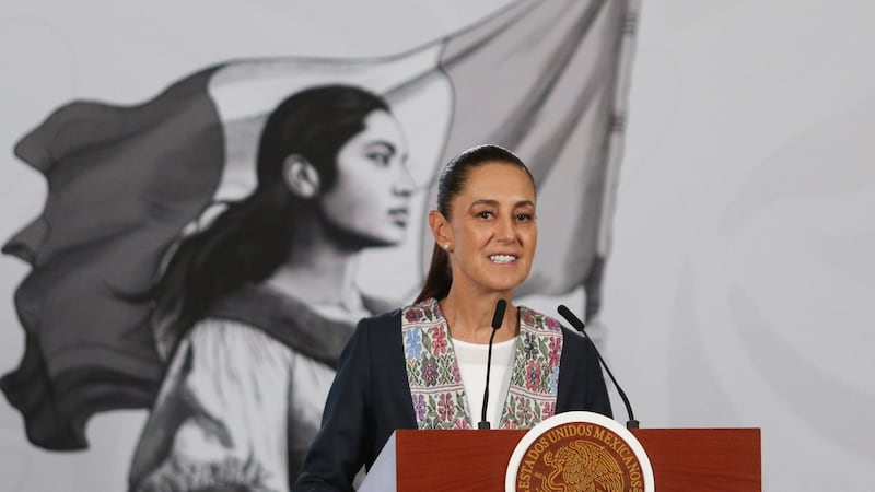 Sheinbaum presume fortaleza del peso mexicano pese a revisiones del T-MEC y presiones externas