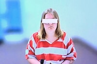 Mujer asegura que sus gemelos murieron tras recibir vacunas; autoridades la acusan de asesinato