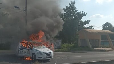 Ayer se reportó la quema de al menos cuatro vehículos, incluida una unidad de transporte público y un taxi