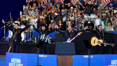 Al finalizar el acto, la banda vitoreaba "¡Arriba Kamala Harris!" y "¡Vamos Kamala!"