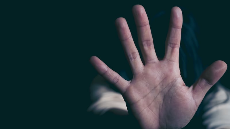 Investigan a hombre por explotar sexualmente a su esposa con más de 100 individuos en Suecia