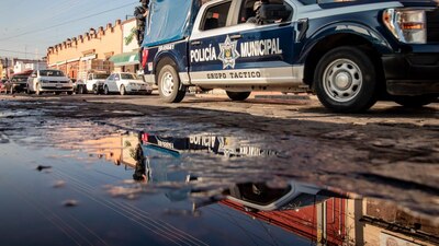 Las víctimas se encontraban teniendo relaciones sexuales consensuadas en un inmueble abandonado, cuando fueron increpadas por los policías.