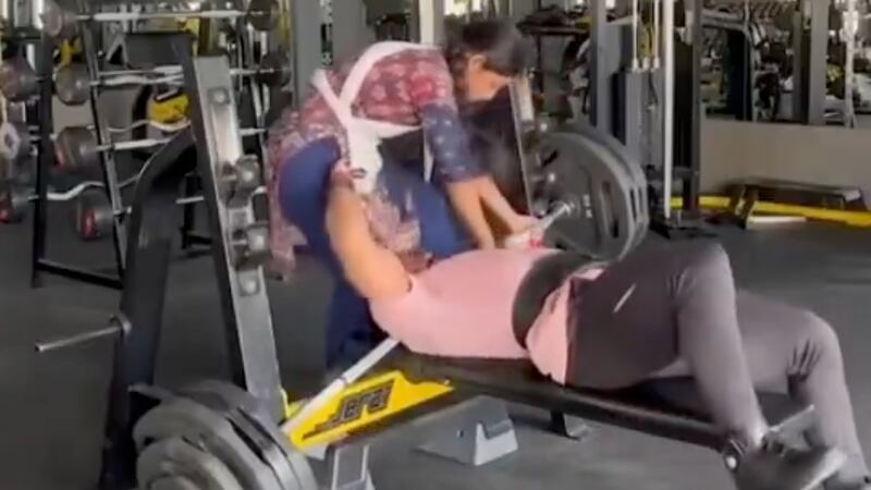 VIDEO: Hombre es prensado por barra de 165 kilos en un gimnasio