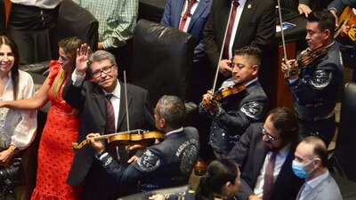 Los mariachis tocaron 'El Rey'.