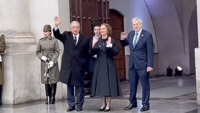 El Presidente estuvo acompañado por su esposa, Beatriz Gutiérrez
