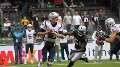 Los Raiders de Oakland y los Patriotas de Nueva Inglaterra durante el último partido de la NFL que se jugó en el Estadio Azteca