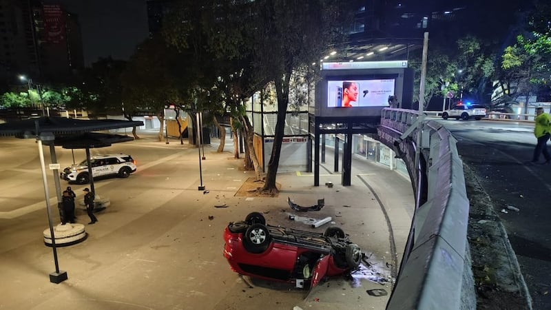 ¡Se busca! Conductor abandona su camioneta, tras volcar en la Glorieta de Insurgentes