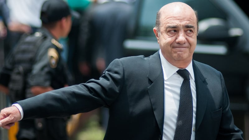 Padres de los 43 impugnan medidas que mantienen a Murillo Karam en resguardo domiciliario