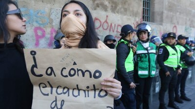 Mujeres, hartas del feminicidio, protestan afuera de Palacio Nacional