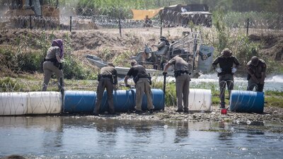 El gobernador de Texas ordenó la instalación de boyas
