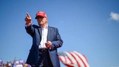 Uno de sus cercanos dijo que Trump estaba de “buen ánimo” y era “una de las personas más fuertes que he conocido”