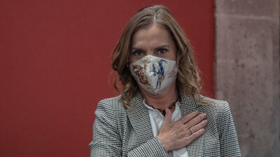 La escritora celebró con una foto la llegada de AMLO a la Presidencia