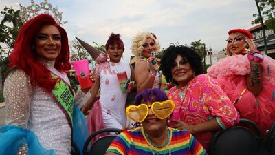 Los colectivos pidieron a 'alcaldesas' acudir a la marcha LGBT