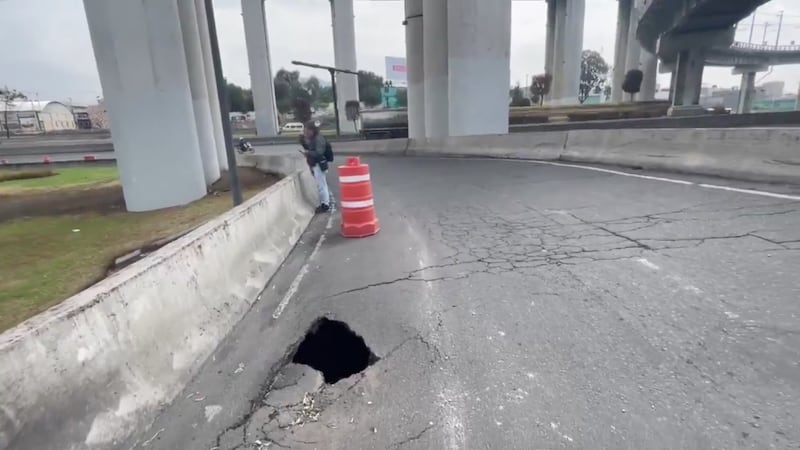Socavón de al menos 5 metros se forma en Puente de la Concordia, en Iztapalapa