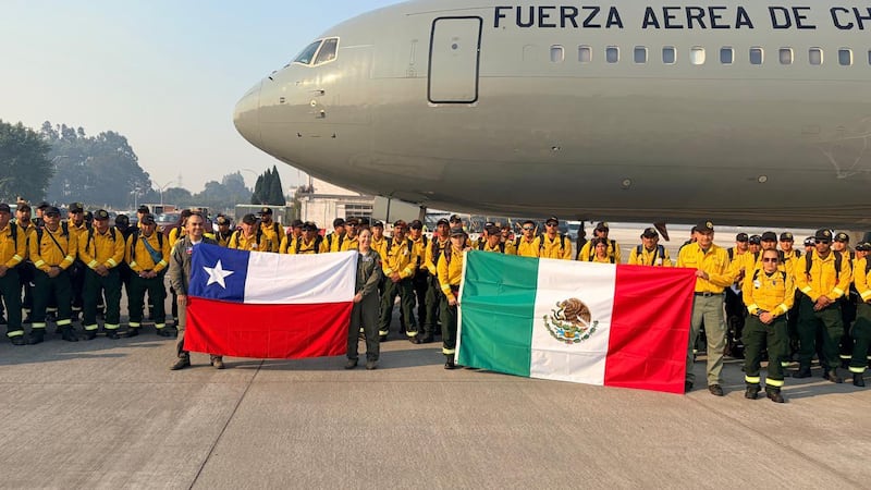¡Verdaderos héroes! 145 brigadistas mexicanos llegan a Chile para enfrentar incendios forestales