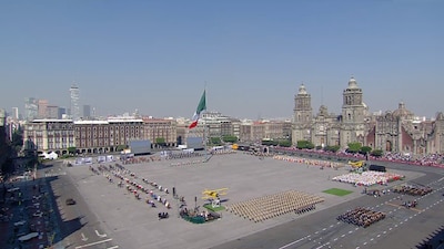 El mandatario encabezó el desfile por el inicio de la Revolución