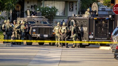 Un equipo de tácticas especiales acordona la zona cercana al tiroteo en California