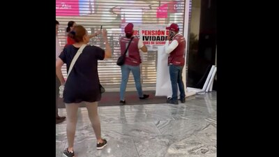 Personas con chalecos guindas clausuraron la tienda departamental