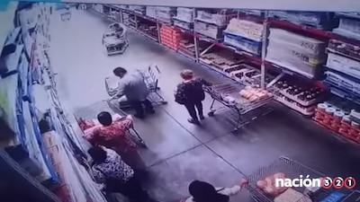 En segundos, un choque provocado de carritos del súper podría dejarte sin tu cartera