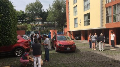 Vecinos salen de casa tras sentir un sismo de 7.1