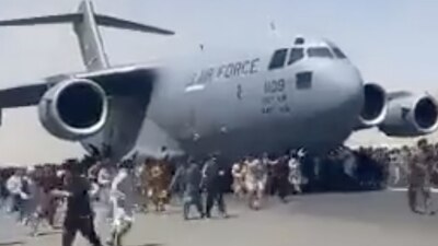 La desesperación por salir de Kabul hizo que algunas personas se arremolinaran en un avión