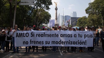 Centenares de personas acudieron a las calles para protestar por la cancelación del aeropuerto de Texcoco